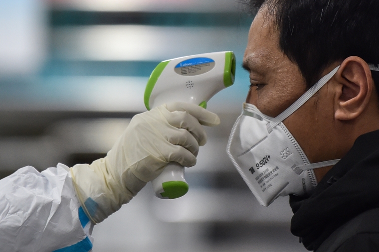 중국 우한시 한 병원에서 시민의 체온을 재고 있는 의료진/사진=AFP