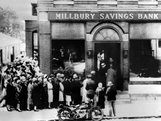 1929년 주식 대붕괴 직후 예금을 인출하기 위해 은행에 몰려든 사람들. /사진=afp