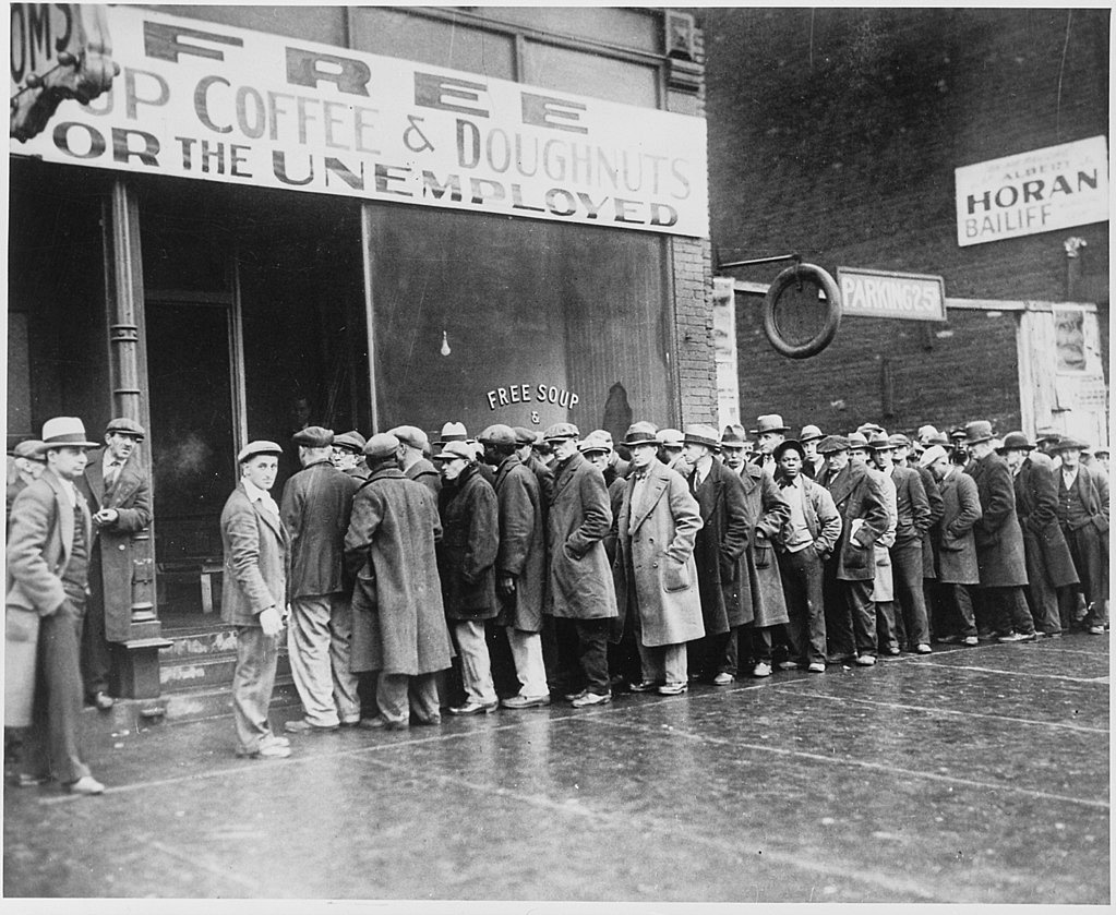 (▲ 미국 대공황 이후 시카고 무료급식소에 줄을 선 실업자들. 출처 : 위키피디아)
