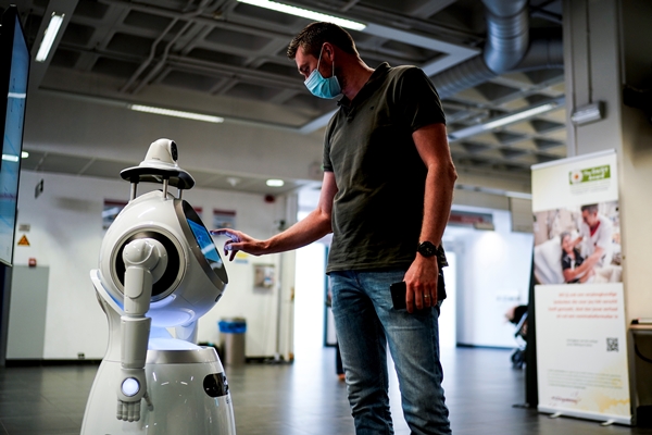 지난 5월 29일 벨기에 앤트워프 대학병원에서 로봇기업 '조라봇'(ZoraBots) 직원이 의료용 로봇 '크루저'(CRUZR)를 테스트하고 있다. /사진=afp