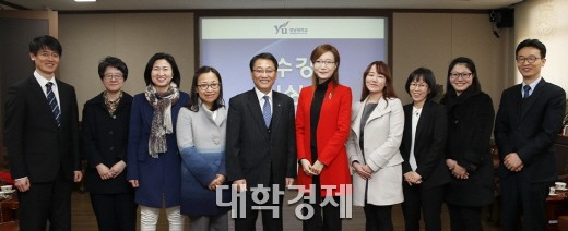 우수강사 시상식 후 노석균 영남대 총장(왼쪽에서 다섯번째)과 수상자들이 기념촬영하고 있다. 사진제공=영남대학교