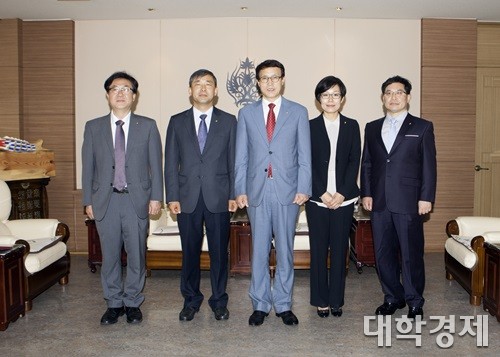 (왼쪽부터)신동원 교수, 이학교 교수, 이남호 전북대 총장, 오효정 교수, 최석규 교수/사진=전북대