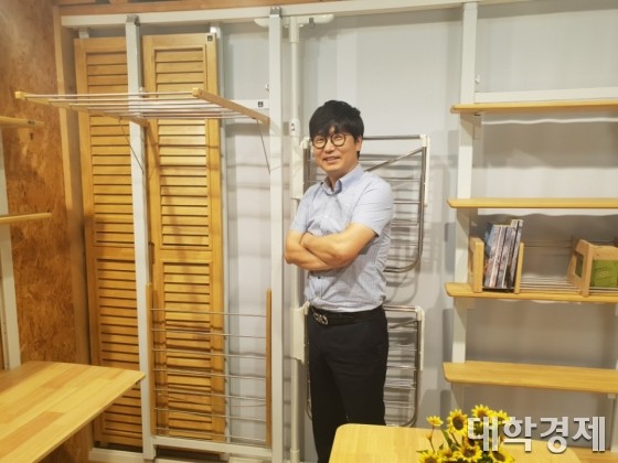 이달 출시를 앞둔 트랜스포머 빨래건조대 앞 김민근 대표