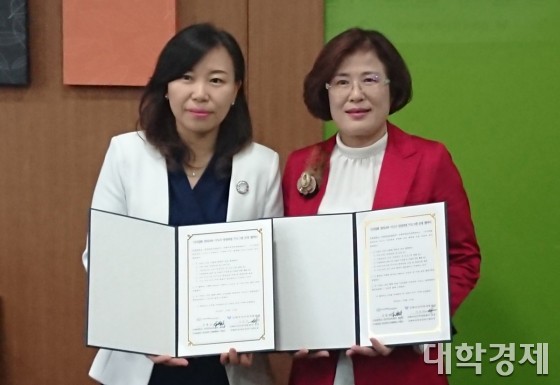 왼쪽부터) 김해여성인력개발센터 이은주 관장과 인제대 창의력교육센터 김향숙 센터장