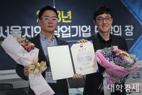 기홍석 숭실대 창업지원단 계장(좌)과 김용수 키글 대표