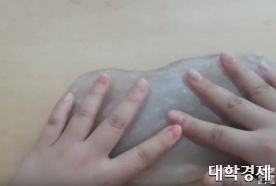 한 초등학생이 유튜브를 통해 액체괴물 놀이를 영상으로 보여주고 있다. = 유튜브 캡처