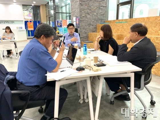 CK컨설팅 채중기 대표가 그룹 멘토링을 진행하고 있다.