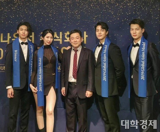 (가운데) 박현웅 모아매니지먼트 대표와 탑 4. 