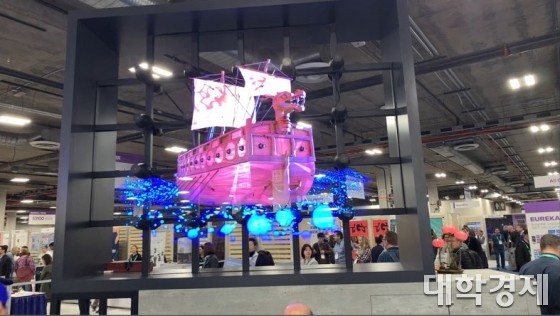 CES 2020에 참가한 ㈜코스윌이 '위대한 유산'이란 주제의 3D 홀로그램 쇼를  선보이고 있다. / 사진=㈜코스윌