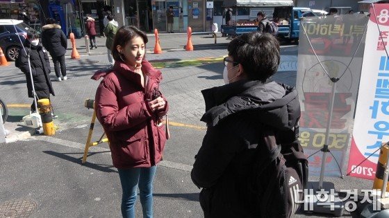 송하늘 기자가 노량진 학원가에서 한 공시생을 인터뷰하고 있다.