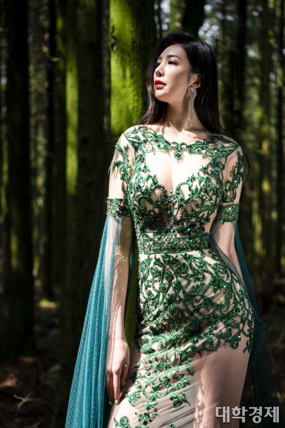 2020 미스유니버스 한국대표 박하리 씨가 제주 삼다수숲길에서 아나즈 드레스 컬렉션 중 한 벌을 입고 화보촬영을 하고 있다. /사진제공=글로라이즈 아틀리에 컨설팅
