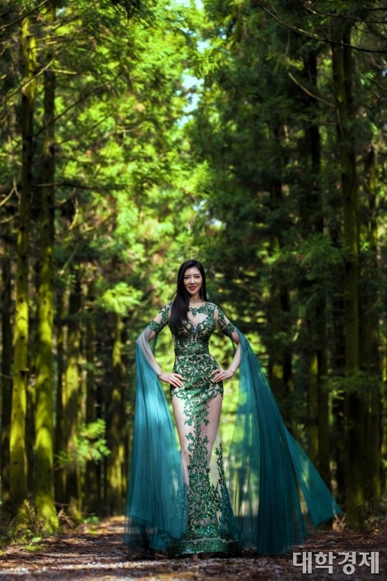 2020 미스유니버스 한국대표 박하리 씨가 제주 삼다수숲길에서 아나즈 드레스 컬렉션 중 한 벌을 입고 화보촬영을 하고 있다. /사진제공=글로라이즈 아틀리에 컨설팅