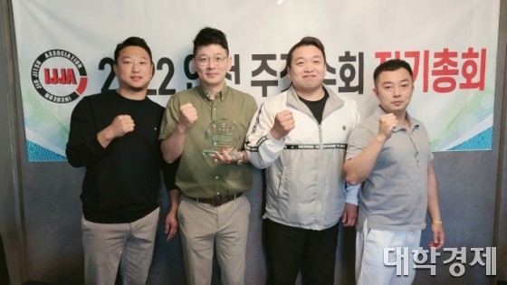 사진 왼쪽부터 강인환 2대 회장, 권현수 이사, 민현기 선수단감독, 김성배 1대 회장