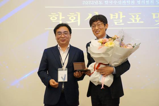 김영목 부경대 식품공학전공 교수(오른쪽)가 한국수산과학회로부터 '원종훈 학술상'을 받았다./사진제공=부경대