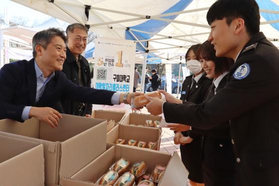 이승환 구미대 총장이 재학생들에게 핫도그샌드위치를 나눠주고 있다./사진제공=구미대