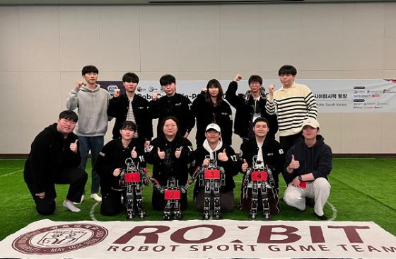 '로보컵 아시아퍼시픽 2023'에 참가해 'Humanoid Soccer League KidSize' 대학부 우승을 차지한 광운대 로봇게임단 로빛 구성원들./사진제공=광운대