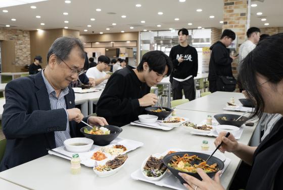 김성찬 인하공전 총장(왼쪽)이 학생들과 함께 아침식사하고 있다./사진제공=인하공전