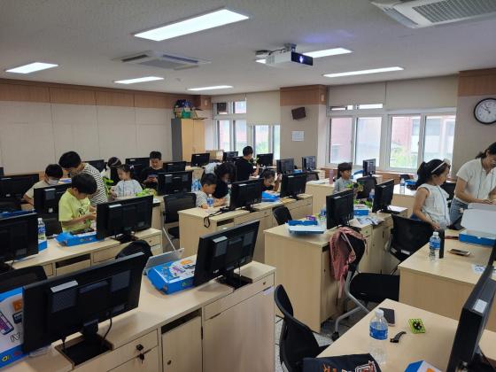 한밭대 전자공학과가 '제37회 청소년 로봇캠프'를 운영했다./사진제공=한밭대