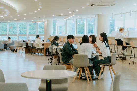 단국대 학생들이 자유롭게 토론하고 있다./사진제공=단국대