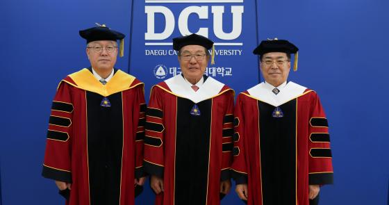 김기홍 대구가톨릭대 일반대학원장, 윤동한 한국콜마홀딩스 회장, 성한기 총장.(왼쪽부터)/사진제공=대구가톨릭대