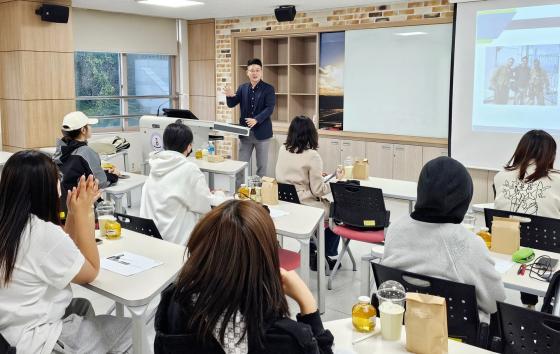 권현수 기자가 경인여대 학보사·방속국 학생들을 대상으로 강의하고 있다./사진제공=이민호 기자