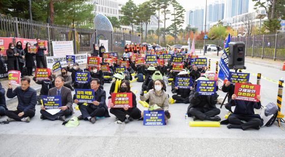 대구사이버대 구성원들이 언어재활사 국시 응시자격 문제 해결을 위한 2차 집회를 열고 있다./사진제공=대구사이버대