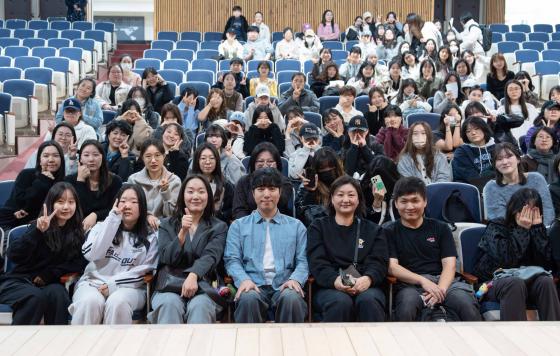 유튜버 궤도(아래 가운데)가 토크콘서트 참석자들과 기념촬영하고 있다./사진제공=경인여대