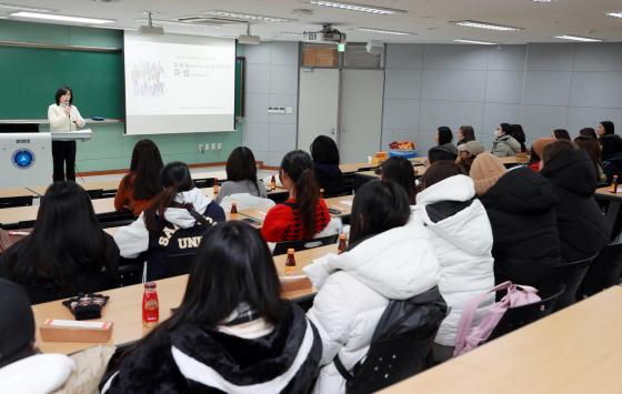 삼육대 외국인 유학생들이 마약류 예방교육 '알쓸마법'을 듣고 있다./사진제공=삼육대