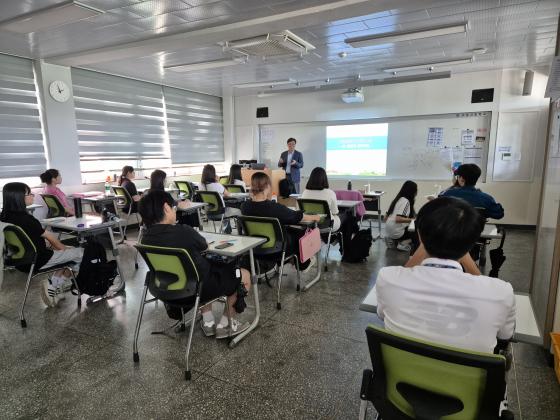 경동대 교수가 고성고 학생들을 대상으로 '찾아가는 진로특강'을 진행하고 있다./사진제공=경동대