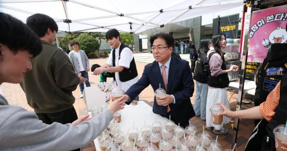 성한기 대구가톨릭대 총장이 중간고사 기간을 맞은 재학생들에게 간식을 나눠주고 있다./사진제공=대구가톨릭대