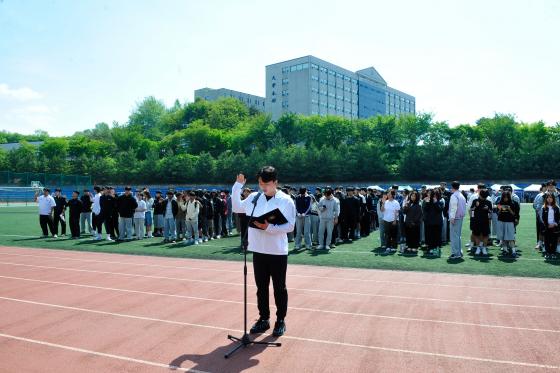 극동대 재학생들이 영산체전에 앞서 공정하게 경기할 것을 선서하고 있다./사진제공=극동대