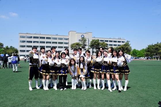 '제26회 영산체전' 개회식에서 치어리딩 공연을 선보인 극동대 치어리더들./사진제공=극동대
