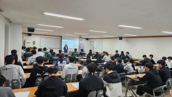 호원대 스포츠단 재학생과 유학생, 다문화 학생들이 '커리어디자인'에 참여하고 있다./사진제공=호원대