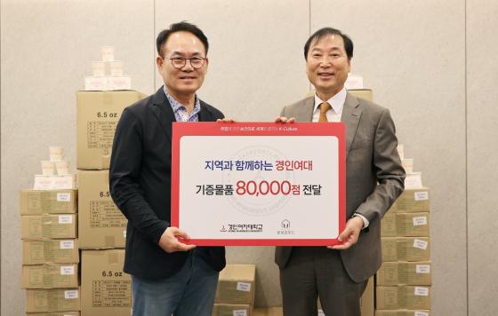 육동인 경인여대 총장(오른쪽)과 김춘수 보릿골푸드 회장이 기증식 후 기념촬영하고 있다./사진제공=경인여대