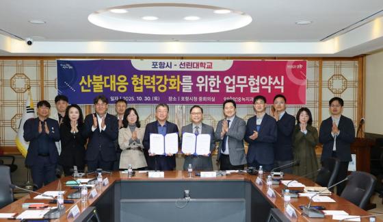 ¼±¸°´ë¿Í Æ÷Ç׽à °ü°èÀÚµéÀÌ ¾÷¹«Çù¾à ÈÄ ±â³äÃÔ¿µÇϰí ÀÖ´Ù./»çÁøÁ¦°ø=¼±¸°´ë