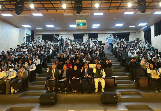 '융합 헬스케어 리빙랩' 프로그램을 운영한 호원대 구성원들이 기념촬영하고 있다./사진제공=호원대