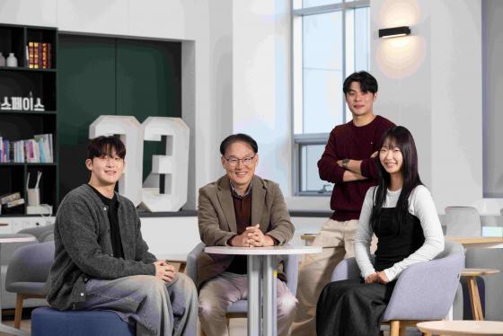 유재윤 메카트로닉스공학부 학생, 진경복 교수, 김현수 에너지신소재화학공학부 학생, 이가은 전기·전자·통신공학부 학생.(왼쪽부터)/사진제공=한기대