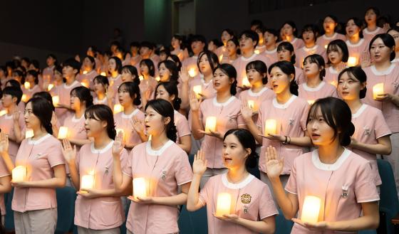 인제대 간호대학 학생들이 '나이팅게일 선서식'을 치르고 있다./사진제공=인제대