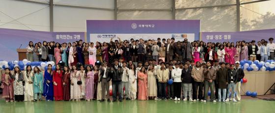 '2025 유학생 문화축제'에 참여한 극동대 구성원들이 기념촬영하고 있다./사진제공=극동대