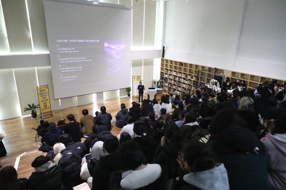 е  ߱  Ϻǰд л  ϰ ִ./=Ϻǰд