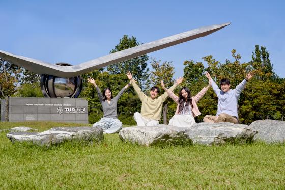 �ѱ����д� ���л����� ���̷ΰ���Ʈ �տ��� ����Կ��ϰ� �ִ�./��������=�ѱ����д�