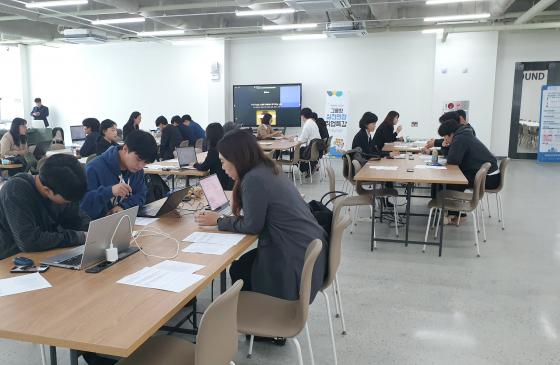 �ߡ����� ����ũ�ε�׸� ���� ���������� ��Ʈķ�� �������� ������ ��� �ִ�./��������=��Ϻ��ǰ��д�