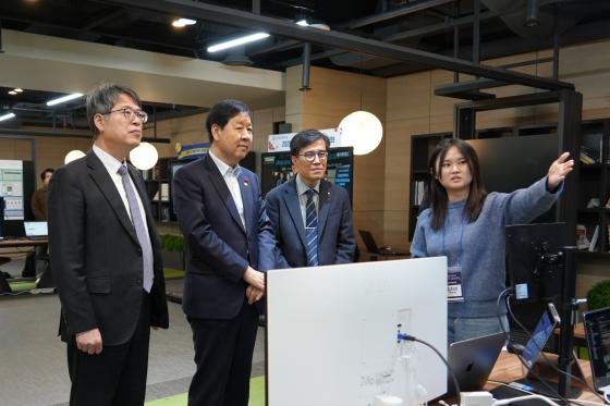 ����ö �������Ѹ�(���� 2��°)�� ����ȭ ������ ����(����), ������ ���С�����������(���� 3��°)�� �ÿ�ȸ���� �л��� ������ ��� �ִ�./��������=������