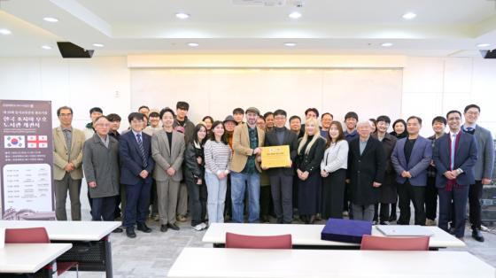 �Ⱦ�� HK+������� ������ '�ѱ�-������ ��ȣ ������' ������ �����ڵ��� ����Կ��ϰ� �ִ�./��������=�Ⱦ��