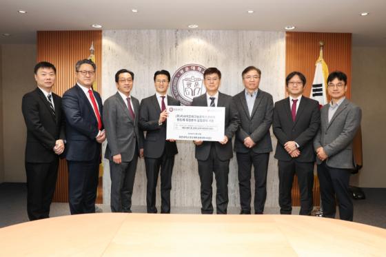 ������ Ű����Ʈ��ũ��������ڸ��� �����ڵ��� ������ �� ����Կ��ϰ� �ִ�./��������=�����