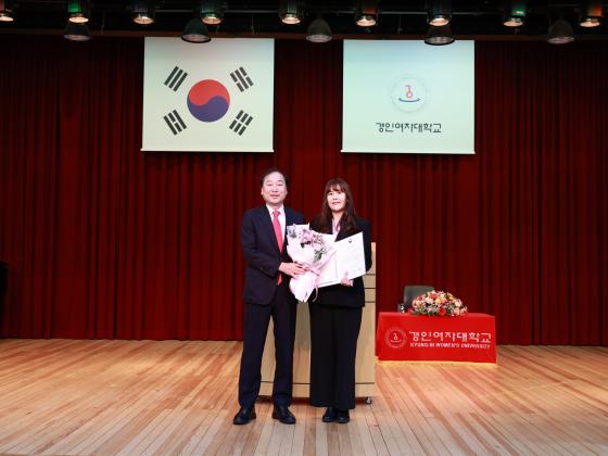 ���ġ�߾�(������)�� ������ ���ο��� ������ ����Կ��ϰ� �ִ�./��������=���ο���