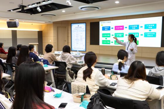 �鼮�� ��ȣ�а� �л����� '�������� ���� ��ȭ �ܱ�ǽ�'�� �����ϰ� �ִ�./��������=�鼮��