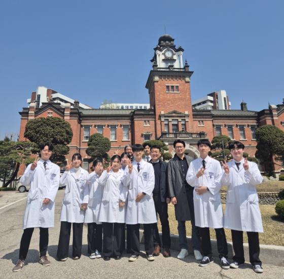 �ص��� ��缱�а� �л����� �ӻ�ǽ� �� ����Կ��ϰ� �ִ�./��������=�ص���