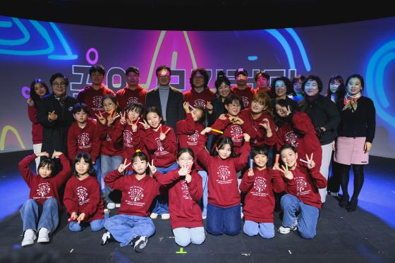 ������ '������ �ٴ��� �뷡�� �Ǵ�'�� ������ '���� �����ô� ����' ���������� ����Կ��ϰ� �ִ�./��������=ȣ����