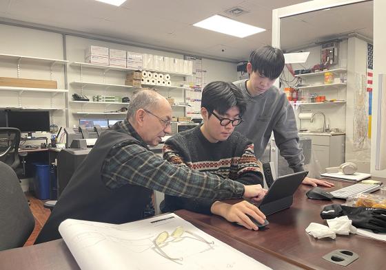 ������ �����а� �л����� �ؿ� ����繫�ҿ��� ���� ������Ʈ�� �����ϰ� �ִ�./��������=������